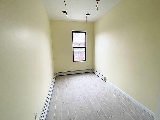 Foto del edificio - 3 bedroom in BRONX NY 10469