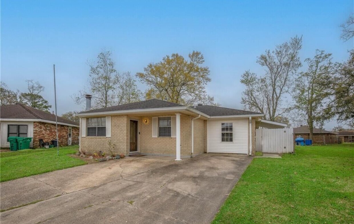Primary Photo - 132 Evergold Ln