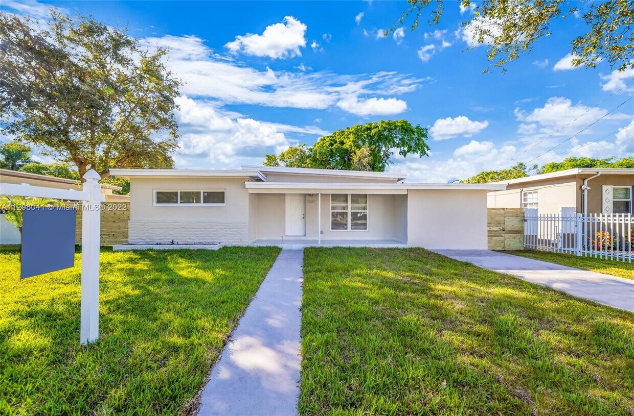 Foto principal - 1082 NE 145th St