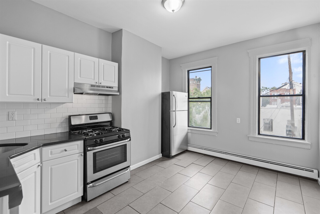 Primary Photo - 414 41st St