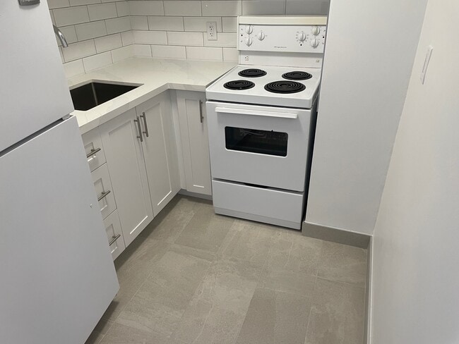 Building Photo - 30 Springhurst Ave