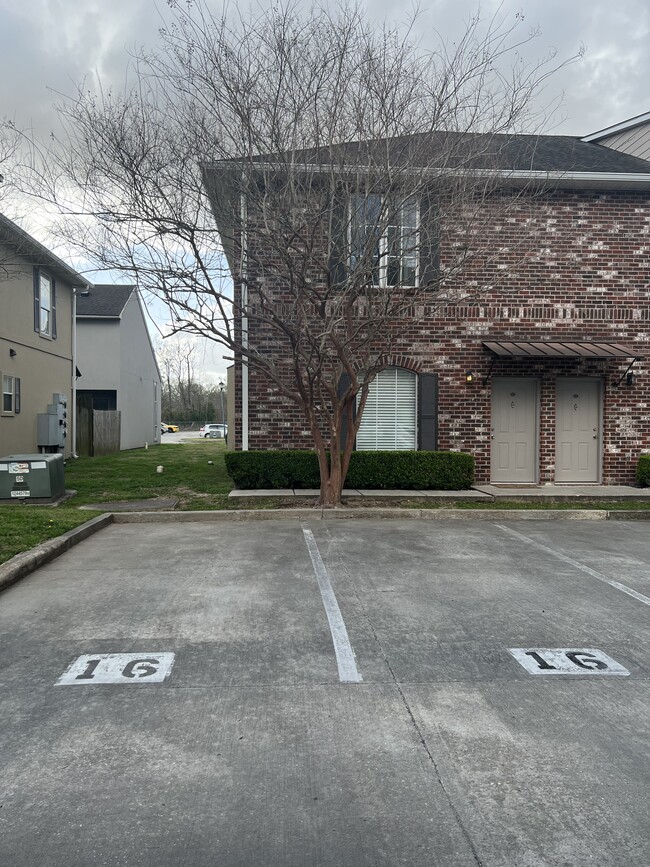 2 lugares de estacionamiento - 2405 Brightside Dr