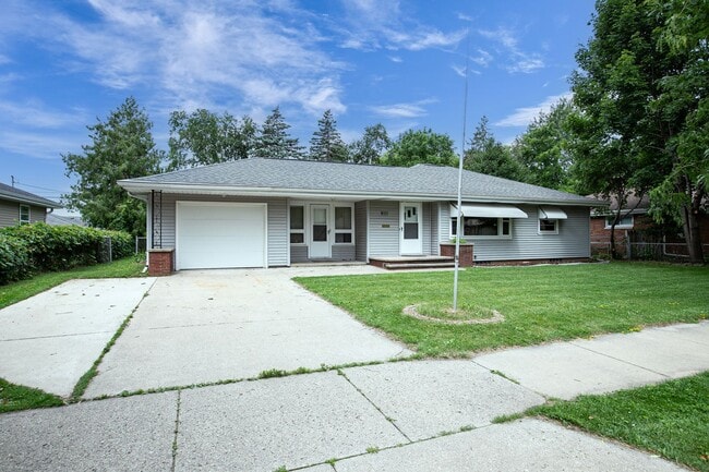 Building Photo - 2 bed, 1 bath –1270 SF – Nice Ranch Single...