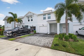 Building Photo - 392 SE Sea Hunt Way