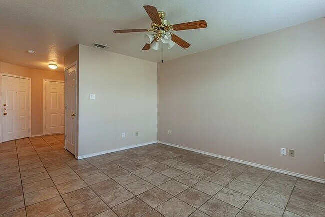 Building Photo - 3 BED / 2 Bath  AVAILABLE NOW