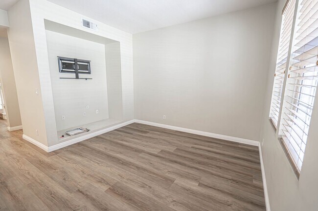 Foto del edificio - Bridgeport 3 Bedroom Townhome in Valencia!