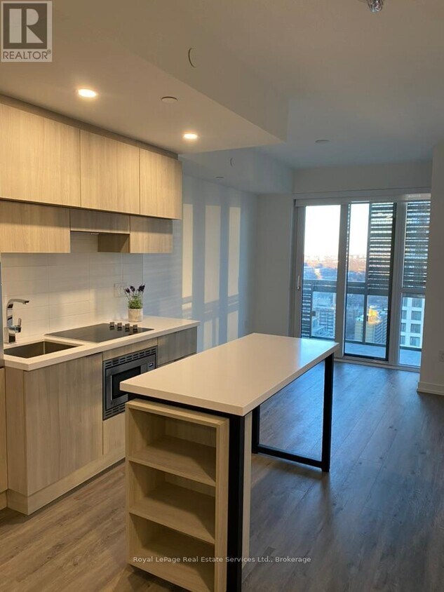 Primary Photo - 39 Roehampton Ave