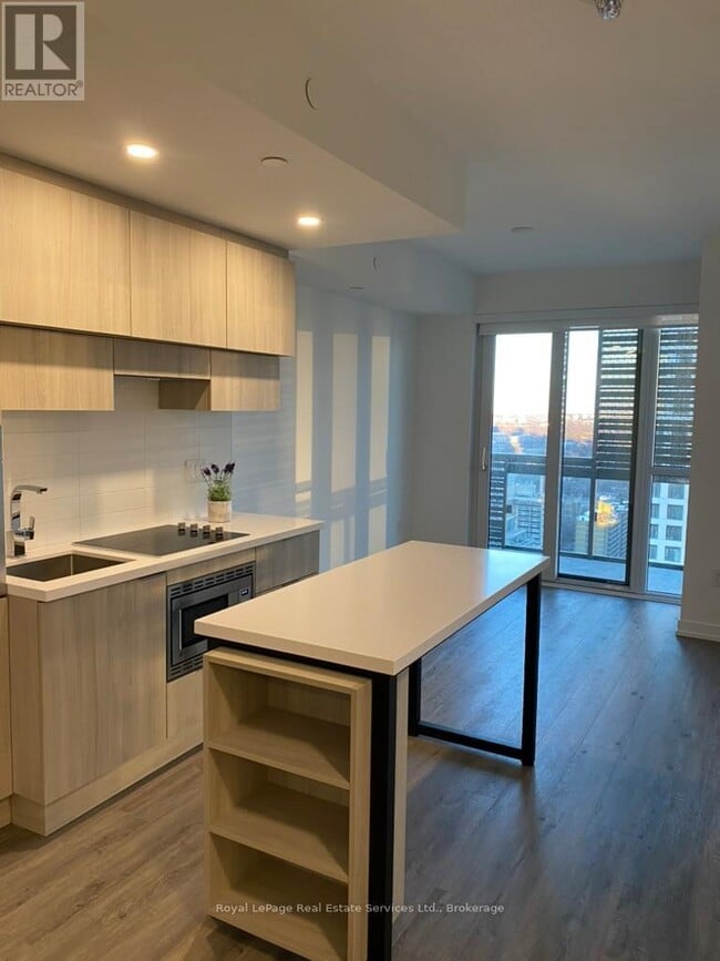 Building Photo - 39 Roehampton Ave