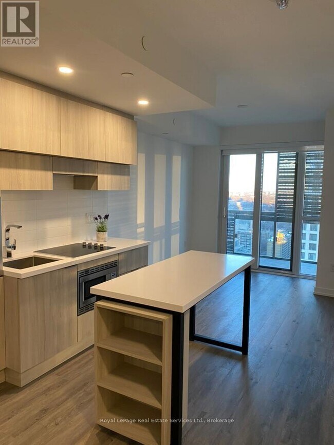 Building Photo - 39 Roehampton Ave