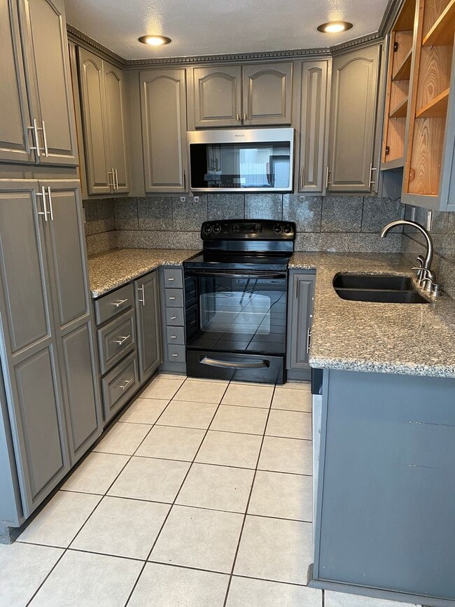 Building Photo - 3-Bedroom Townhome in Desirable Village Pa...