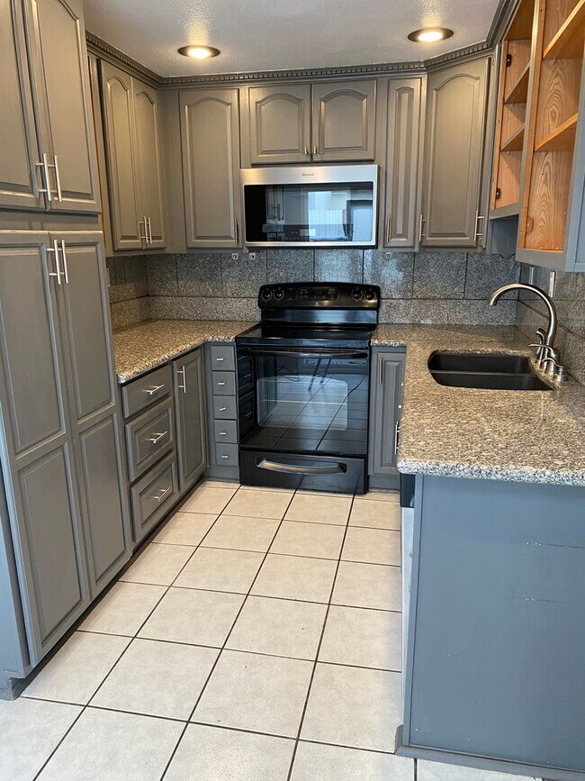 Building Photo - Cozy 3 bedroom in desirable Village Park R...