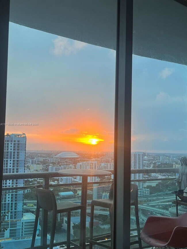 Foto del edificio - 350 S Miami Ave