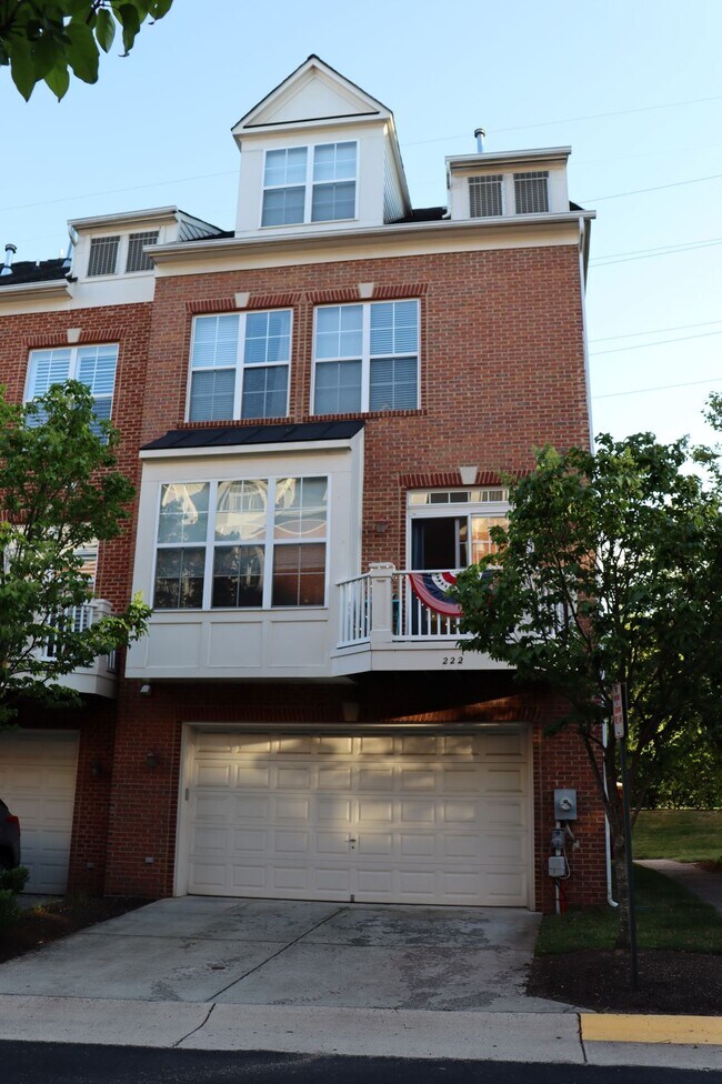 Garaje para dos coches (caben dos SUV cómodamente) - 222 Herndon Station Sq