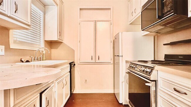 Building Photo - 505 W 18th St