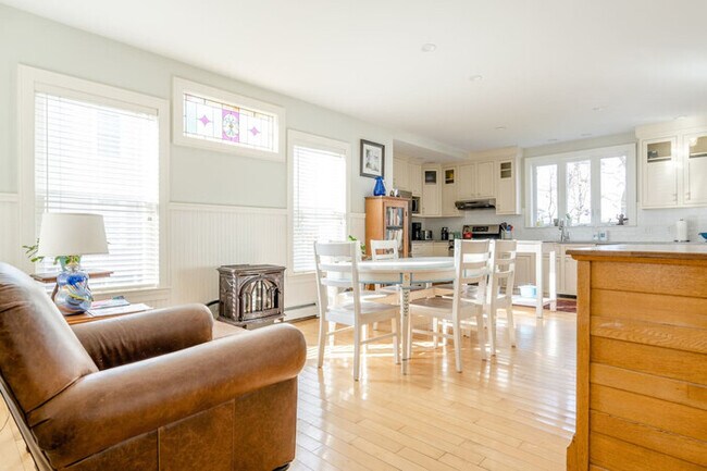 Foto del edificio - Pine Point Beach Getaway - Steps From the ...