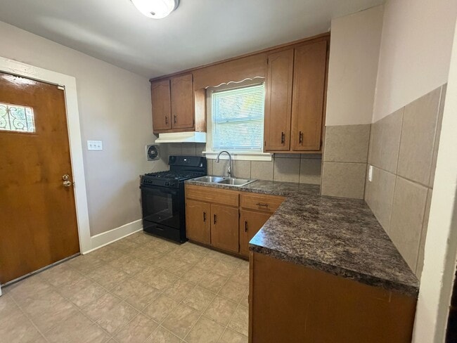 Foto del edificio - 3406 Robinwood Dr