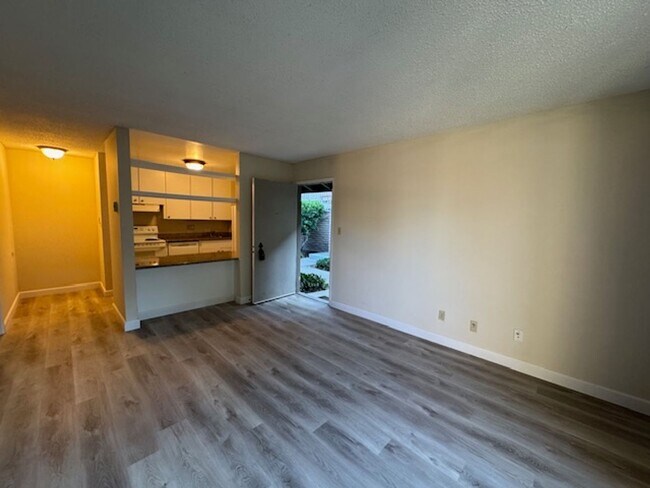 Foto del edificio - 1 bedroom end unit-New plank flooring thro...