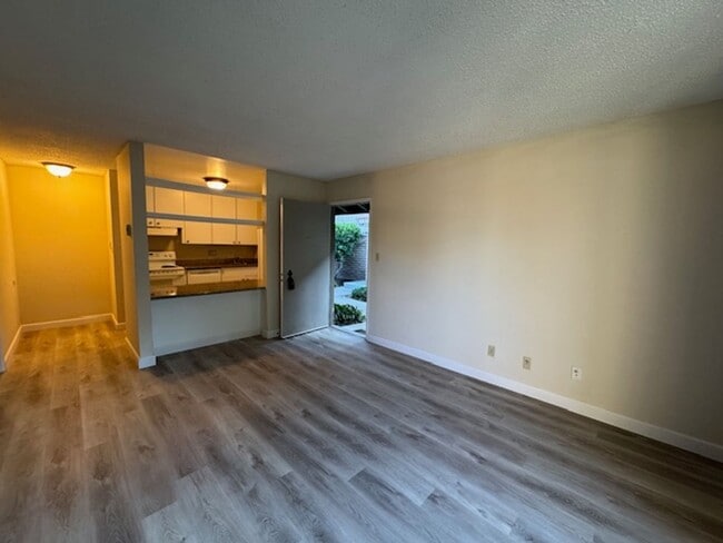 Building Photo - 1 bedroom end unit-New plank flooring thro...