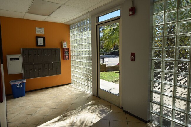 Foto del edificio - 11315 Moorpark St