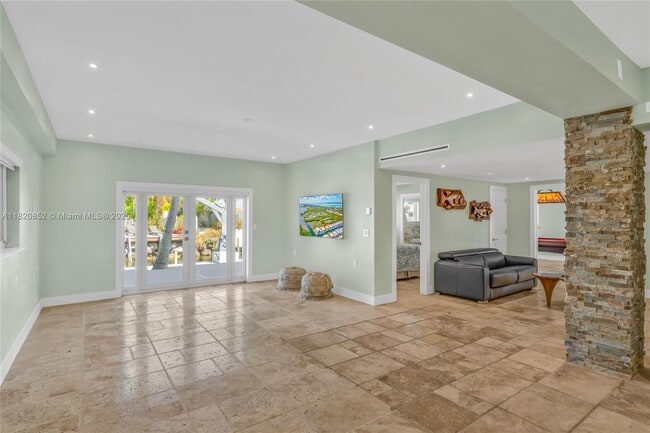 Building Photo - 155 Coco Plum Rd S