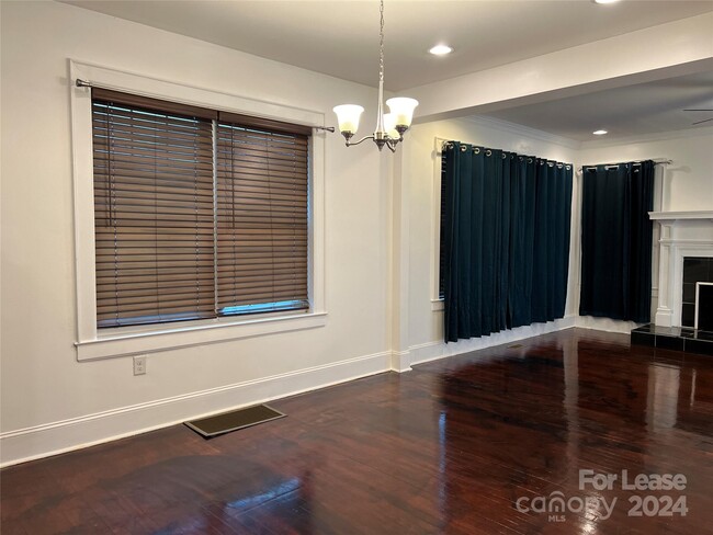 Building Photo - 424 Woodvale Pl
