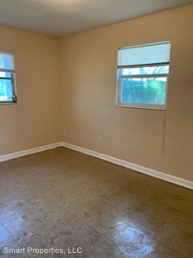Building Photo - 3 br, 1 bath House - 876 Crestwood Drive