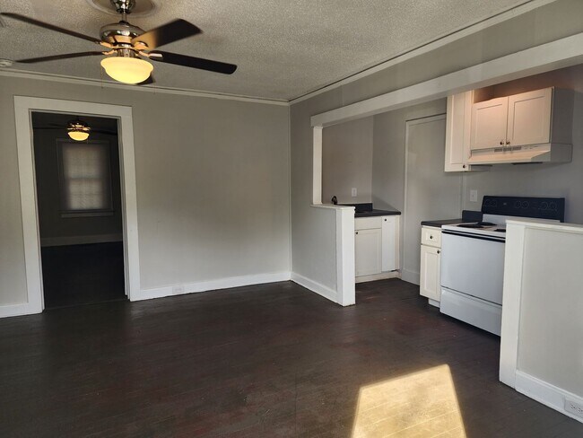 Building Photo - 1 Bedroom | 1 Bathroom $1,400/month | Move-in Ready
