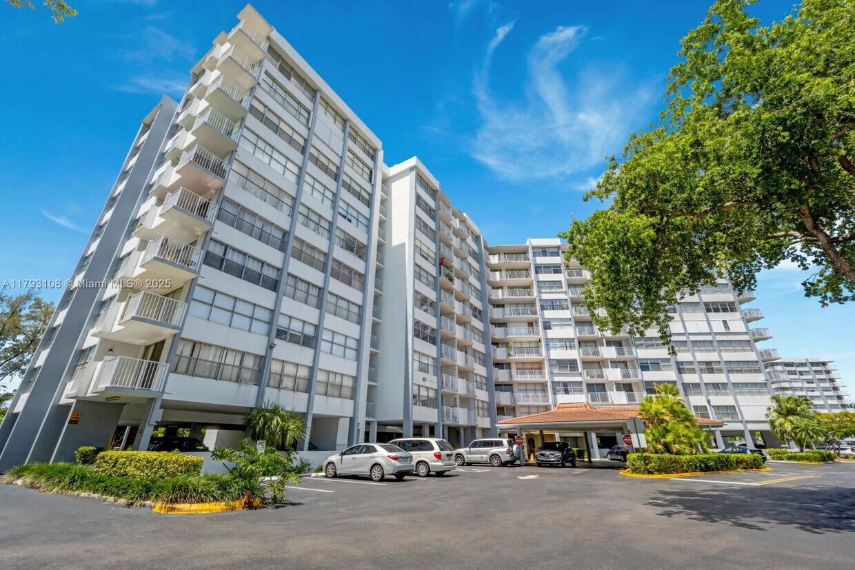 Foto principal - 1300 NE Miami Gardens Dr