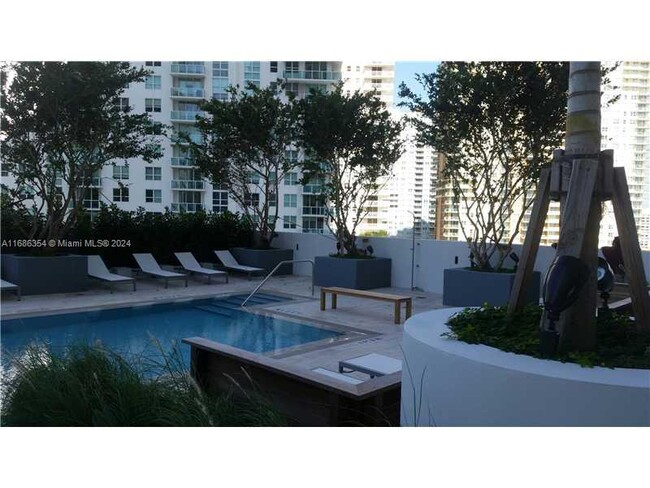 Foto del edificio - 1300 Brickell Bay Dr