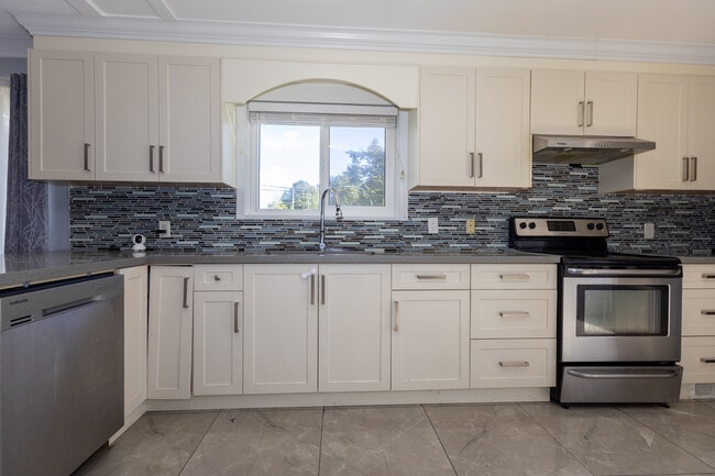 Building Photo - 7395 Minster Dr S