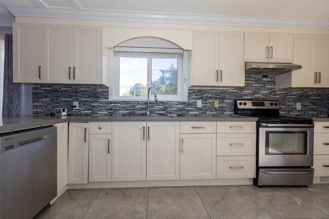 Photo du bâtiment - 7395 Minster Dr S