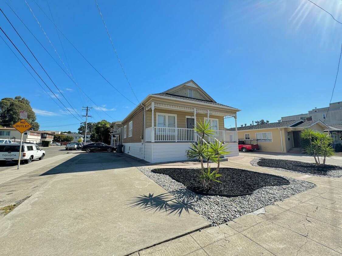 Primary Photo - $500 MOVE IN SPECIAL!!! Charming 2 Bedroom...