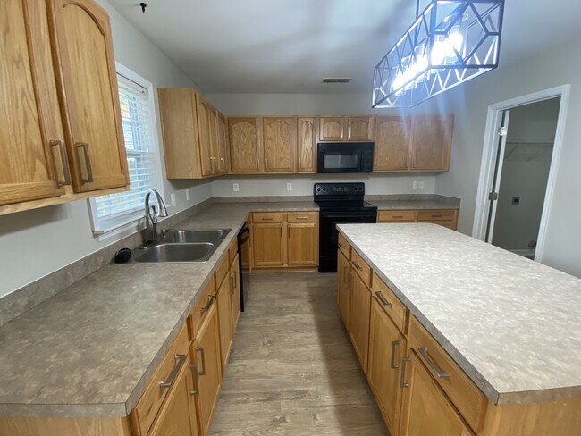 Foto del edificio - 406 Arbor Oaks Dr