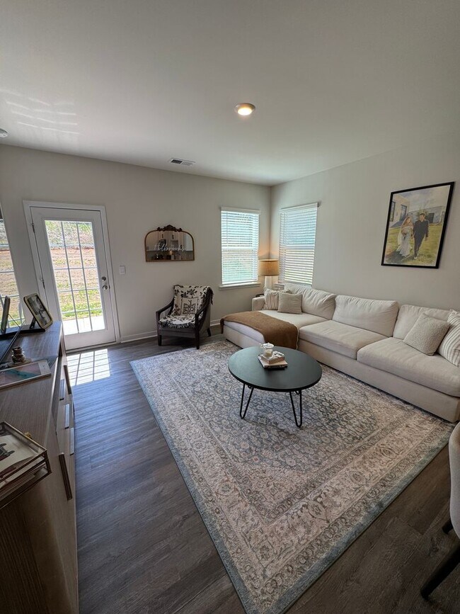 Foto del edificio - New Construction 3 bed 2 Bath Home in the Hamptons at Hickory! Prime Location!