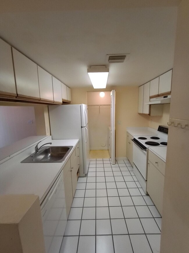 Building Photo - 9901 Westview Dr