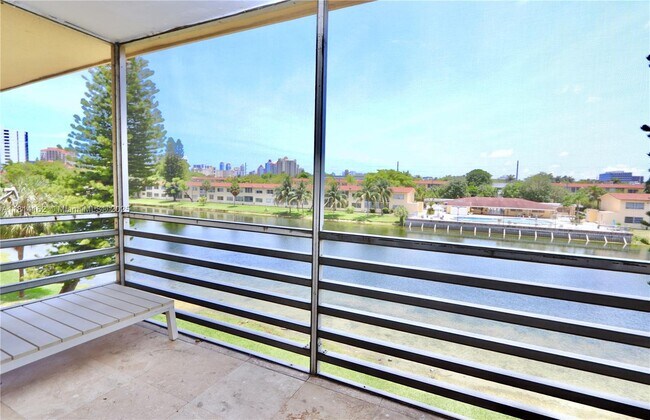 Foto del edificio - 2880 NE 203rd St