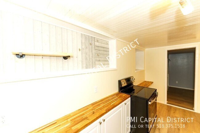 Building Photo - Recently renovated, modern 2-bedroom apart...