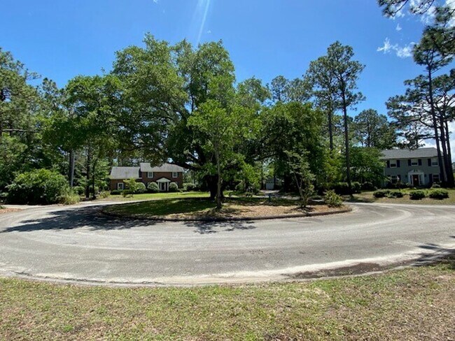 Foto del edificio - Welcome to this stunning fully furnished 4 bedroom, 3 bathroom house in the heart of Wilmington, NC.