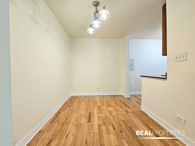 Building Photo - 625 W Wrightwood Ave