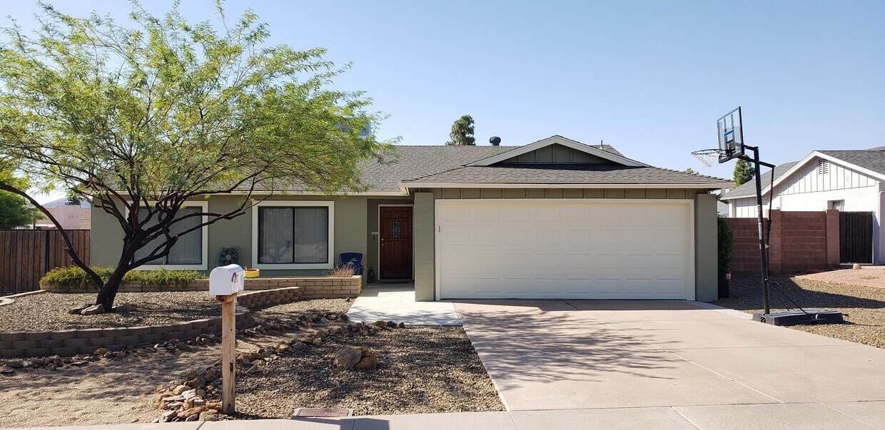 Primary Photo - 2907 E Willow Ave