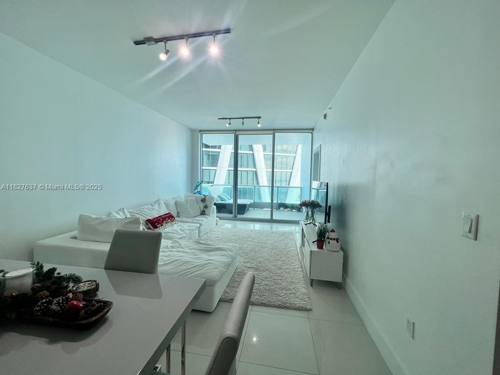 Primary Photo - 900 Biscayne Blvd
