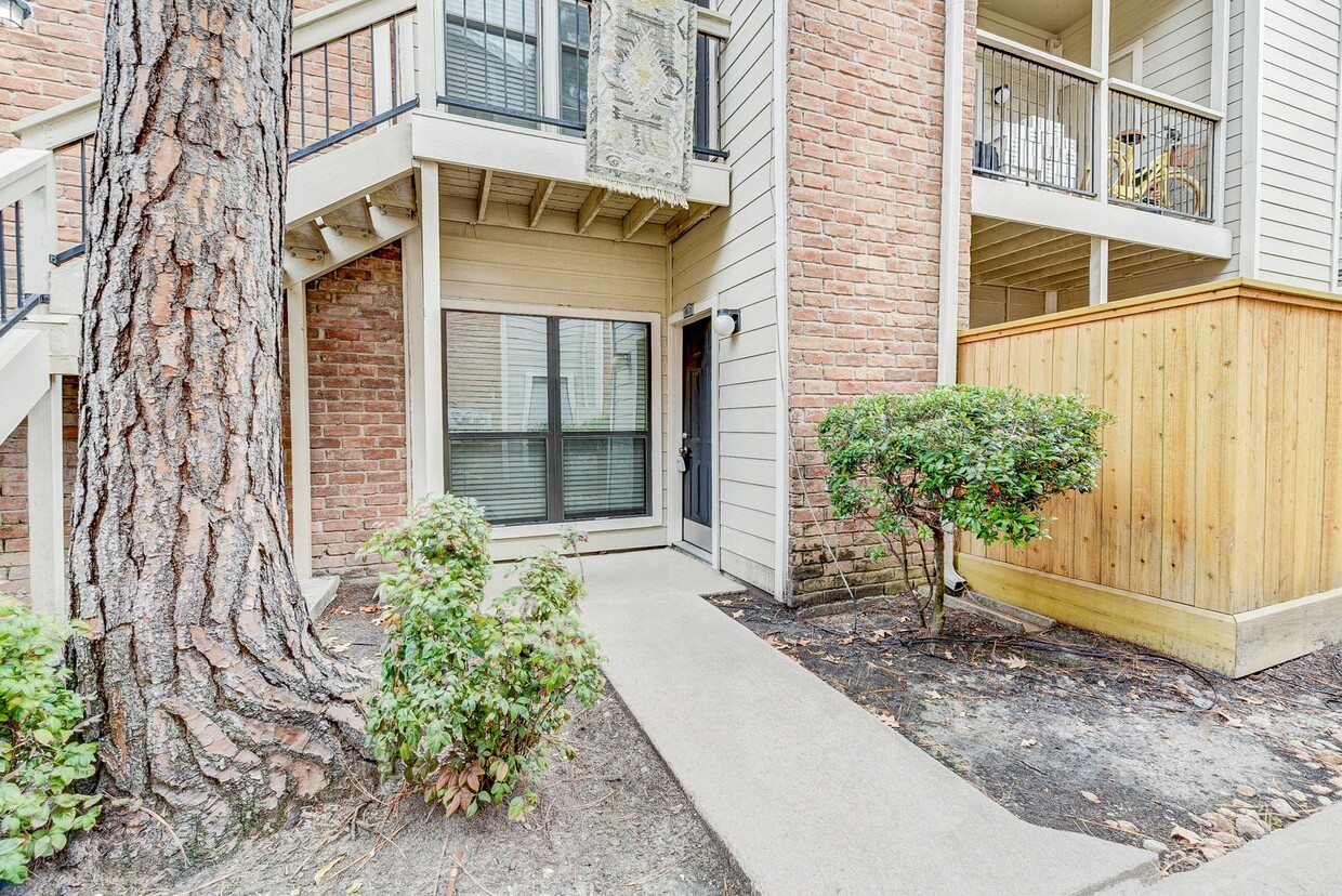 Primary Photo - Charming condo in Galleria area! Fridge/Wa...