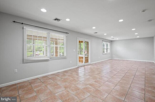 Building Photo - 262 Crescent Dr