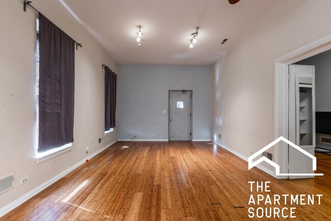 Foto del edificio - 646 N Damen Ave