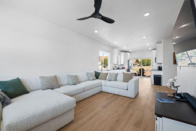 Building Photo - "Spacious & Stylish 3-Bedroom 2 bath Furnished Haven in Cedar City – Your Perfect Home Awaits!"