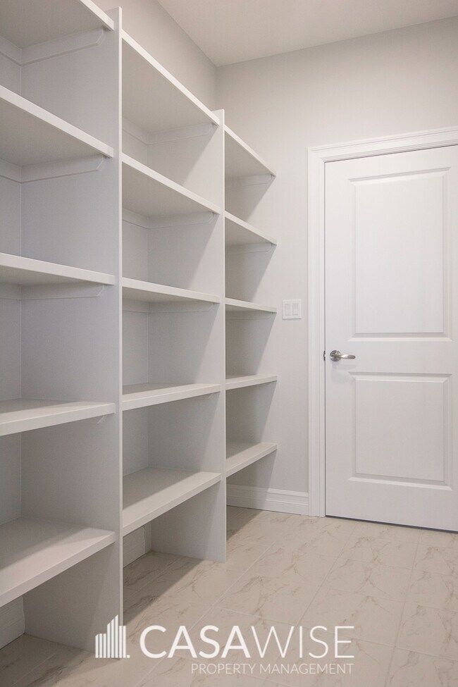 Photo du bâtiment - 8173-222A 222A St NW