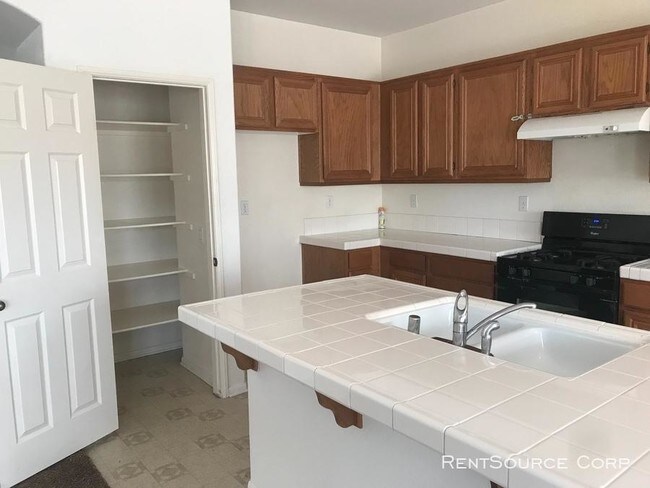 Building Photo - 4 bedroom in Palmdale CA 93552-5354