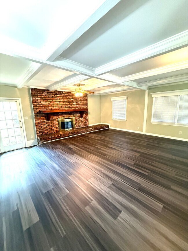 Foto del edificio - ** 3 Bed 1 Bath located in Hillwood Club o...