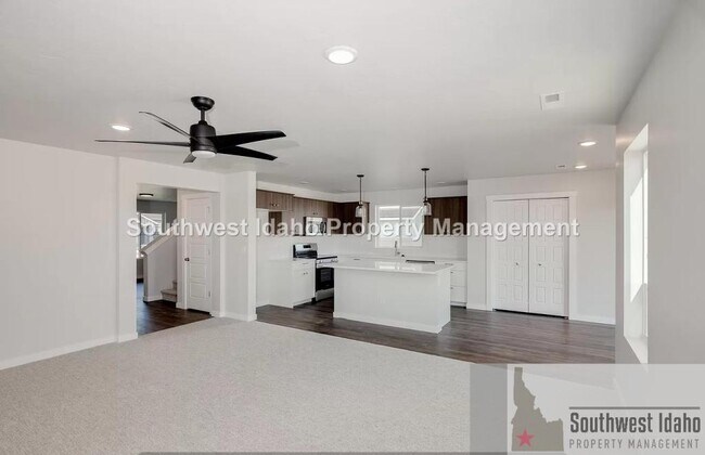 Foto del edificio - 8140 E Sunray Dr