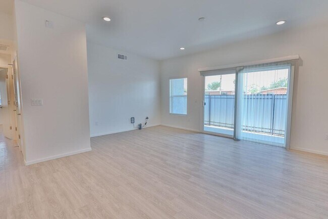 Foto del edificio - 1882 S Math Quiz Dr